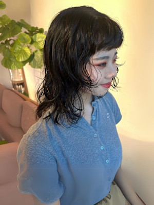 黒髪ウルフパーマ　オン眉　ミディアム　ニュアンスパーマ