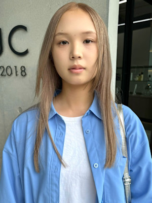 ミルクティーベージュ　ロングレイヤー　顔周りカット　ブリーチ