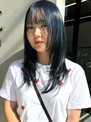 ネイビーブルー　セミロング　レイヤーカット　小顔バング