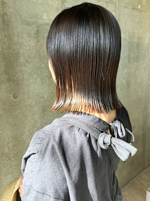切りっぱなしボブ　ツヤ髪ストレート　ぱつっと　グレージュ