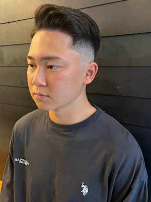 フェードカット　七三分け　アップバング　毛流れパーマ