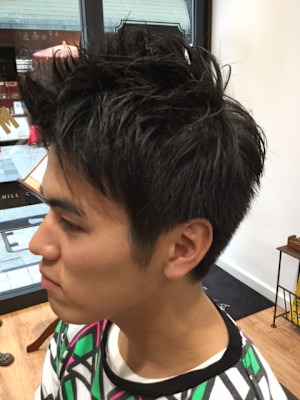 スッキリ厚めの刈り上げスタイル