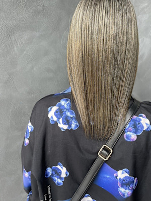 カーキベージュ