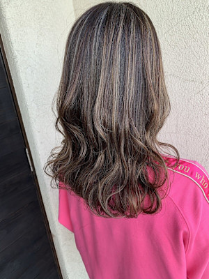 ウェットな質感の色っぽウェーブにハイライトをプラス