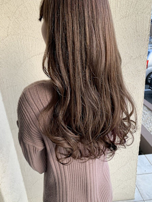 程よい柔らかさを取り入れたヌーディスタイル