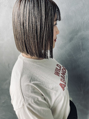 カーキベージュ×ぱっつんボブ