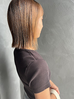 軽めの切りっぱなしボブ