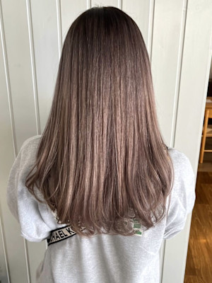 ミルクティー　アッシュカラー　くすみベージュ　ロングヘア