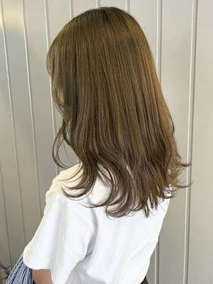 オリーブベージュ　レイヤーカット　ゆる巻き　くすみカラー