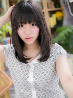 黒髪シースルーバング大人ガーリー小顔ミディ　アッシュブラック