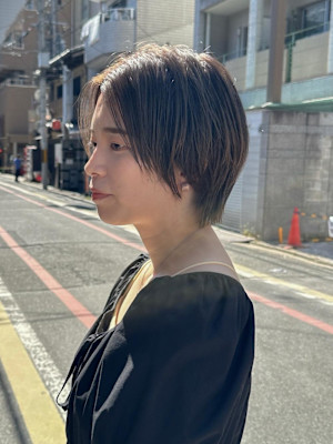 センターパートでハンサムなプチウルショート