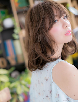 外国人風くびれヘア小顔濡れ髪ゆるふわミディ　くすみベージュ