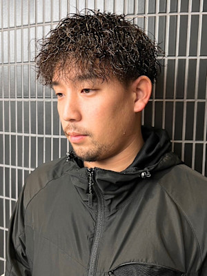 ツーブロック　刈り上げ　マッシュ　強めツイストパーマ　黒髪