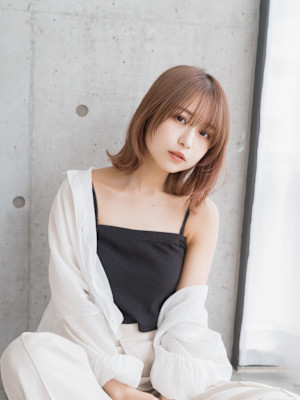 【20代・30代・40代ミディアム外ハネフェイスレイヤー】