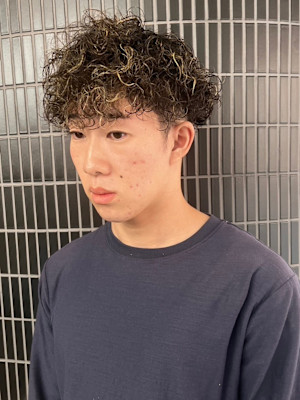 プードルパーマ　ツーブロック 刈り上げ ハイライト マッシュ