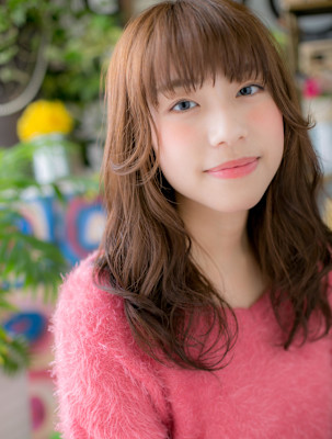 ヌーディカラー＆斜めバングの小顔セミロング　マロンベージュ