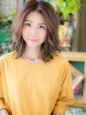 大人可愛い小顔センターパートシャギーボブ　くすみベージュ