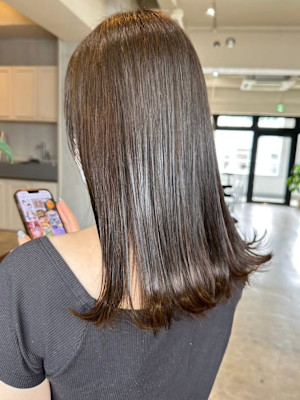 オリーブベージュ　外ハネセミロング　赤み消し　髪質改善カラー