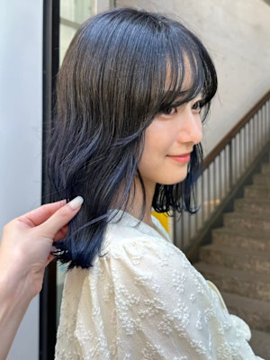 ブルーブラック　ウェーブ巻き　ミディアムボブ 髪質改善カラー