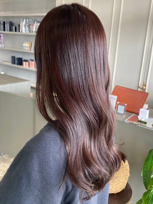 レッドブラウン　ゆる巻きロング　髪質改善カラー　グレージュ
