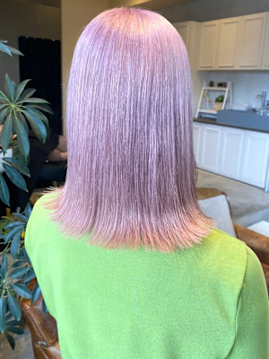 ピンクベージュ　ペールピンク　外ハネミディ　ダブルカラー　