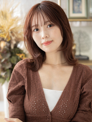 ベージュピンク小顔くびれミディアムレイヤー　マロンベージュ