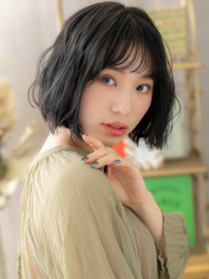 アッシュブラック波ウェーブ前下がり大人ボブ　ブルーカラー