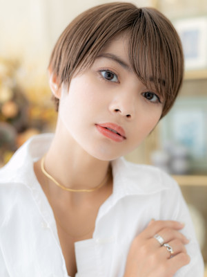 アシンメトリーナチュラルマッシュショート　フェザーショート