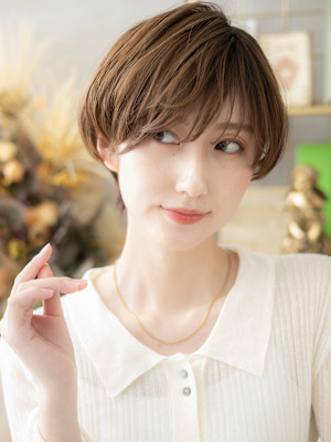 斜めバング丸みショート小顔ヘルシースタイル　細めハイライト