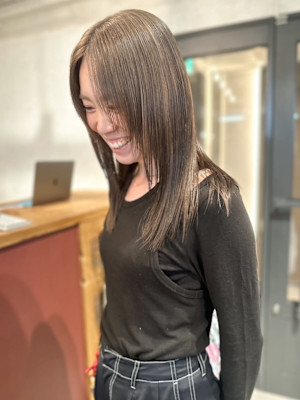 フォーキーベージュ　レイヤーカット　ツヤ髪　ストレート　艶感