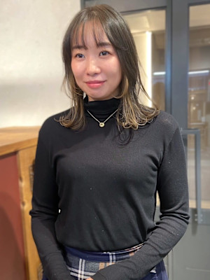 イヤリングカラー　ブロンドカラー　外ハネミディアム　小顔