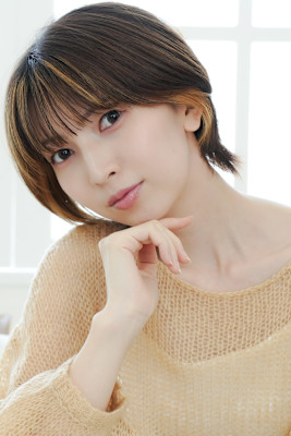 くびレイヤーエモージュ斜めバングイメチェン愛されショート