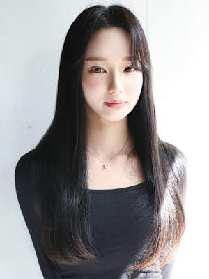 ツヤ感たっぷりロングヘアー