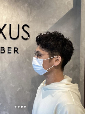 ツーブロックで映えるカーリースパイラルパーマ<理容室>