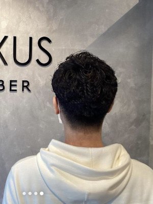 ツーブロックで映えるカーリースパイラルパーマ<理容室>