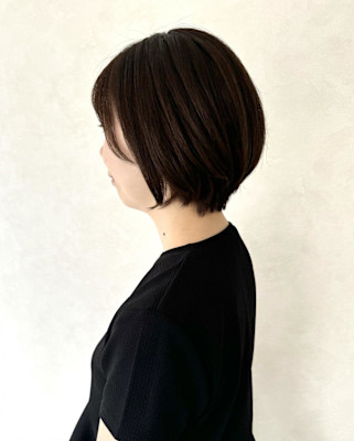 イノアグレージュカラー・耳かけ前下がりショートボブ