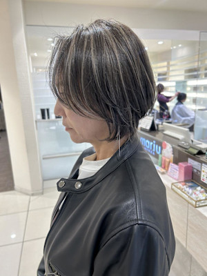 ショートグレージュコントラストハイライト