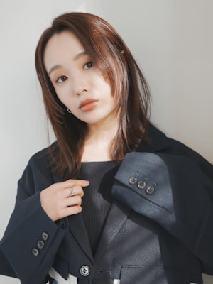 フェイスレイヤー　ナチュラルブラウン　ミディアムヘア　外ハネ