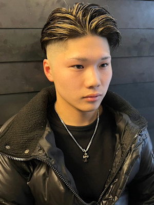 スキンフェード　金メッシュ　オールバック　ツーブロック