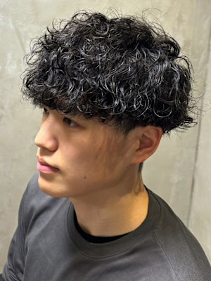 スパイラルパーマ　ツーブロックマッシュ　ハードパーマ