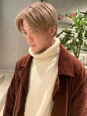 抜きっぱなしブロンド　センターパート　韓国マッシュ　透明感