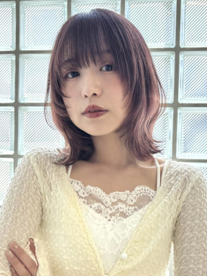 大人かわいいピンクグレージュのボブウルフ