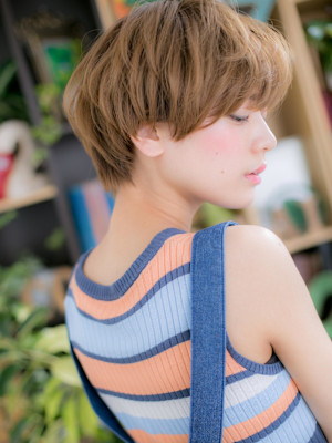 大人かわいい外国人風小顔ショートウルフ　フェザーショート