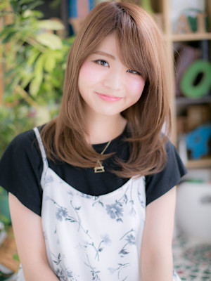 斜めバングカーキグレージュ流れるレイヤー　細めハイライト