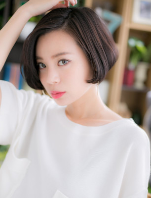 アシンメトリーかき上げ韓国マッシュ大人ボブ　刈り上げショート