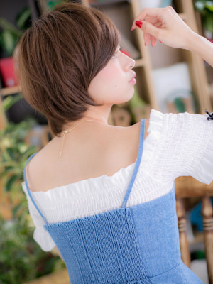 斜めバング前下がりで小顔ミニウルフショート　マロンベージュ