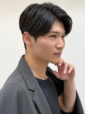 メンズビジネス　センターパート　黒髪