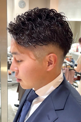 かき上げヘアツーブロックビジネスツイストスパイラルパーマ