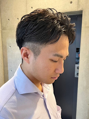 アップバング七三ツーブロックビジネススパイラルパーマ