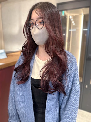 カシスピンク　ブリーチなしカラー　センターパート　透明感